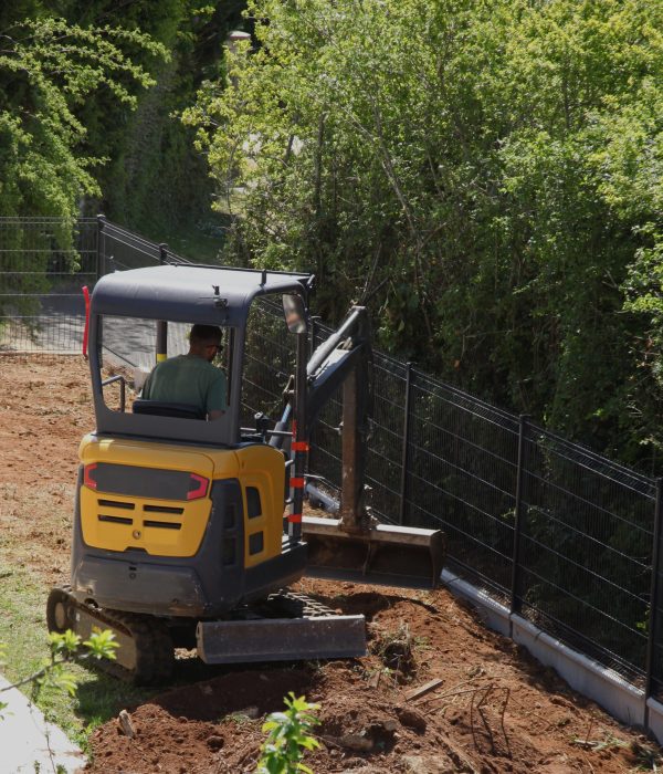 Travaux de terrassement avec une mini pelleteuse