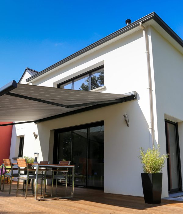 maison moderne, terrasse en bois et store banne