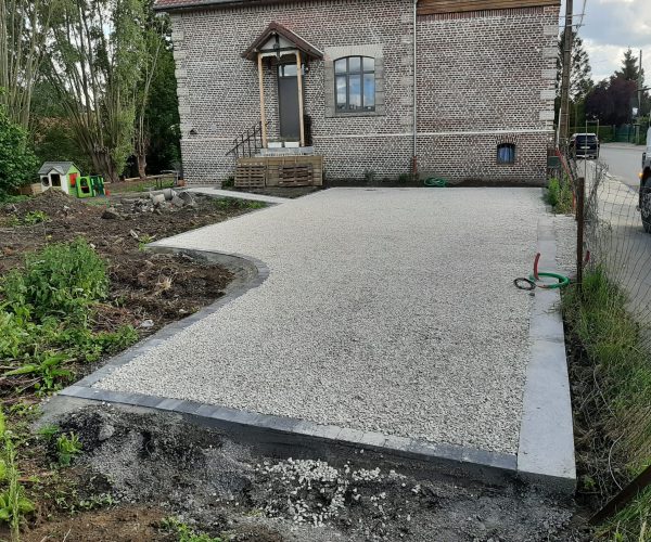 parking gravillonné et frise en pavés
