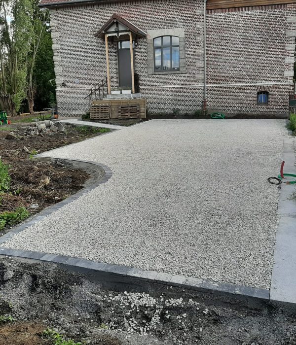 parking gravillonné et frise en pavés
